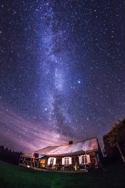 Night landscape with colourful Milky Way stars over the trees and country home outside the city. Starry sky with home at summer. Beautiful Universe. Space astro photography background — Stock Photo, Image