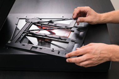 Profesyonel teknisyen el negatif film ve slaytlar, eski analog fotoğrafçılık film teknolojisi, işyeri vintage ahşap masa üzerinde digitising tarama
