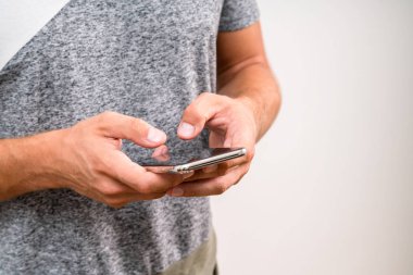 Metniniz için boş kopya alanı ekranlı akıllı cep telefonu tutan adamın elleri görüntüsünü kapatın. Üniversitesi'nde derslere sonra kafede otururken cep telefonunda bir mesaj yazarak öğrenci