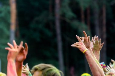 Genç bir renk fest kum fırtınası ile havada elinde mans. Eğlenceli ve neşeli renkli festival an. Birlikte vaktinizi gençler. Gençlik dostluk kavramı çok renkli toz toz Oyunlar ile