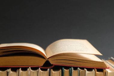 Siyah arka plan, ahşap masa ciltli kitap açık kitap. Eğitim ve arka plan öğrenme. Okul için okuyor. Metin için yer kopyalayın