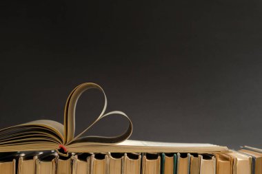 Eski sert kapak kitap sayfa süslemeleri aşık arka plan bulanık ve vintage tarzı ile Sevgililer günü için kalp şeklinde. Aşk, öğrenme, eğitim ve okul kompozisyon.