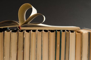 Eski sert kapak kitap sayfa süslemeleri aşık arka plan bulanık ve vintage tarzı ile Sevgililer günü için kalp şeklinde. Aşk, öğrenme, eğitim ve okul kompozisyon.