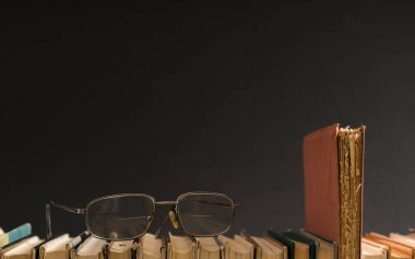 Açık kitap, ikincisini sert kapak okuma gözlüğü tarafında ile renkli kitaplar. Okula dönüş. Metin için yer kopyalayın. Eğitim, eğitim, öğrenme, iş kavramı