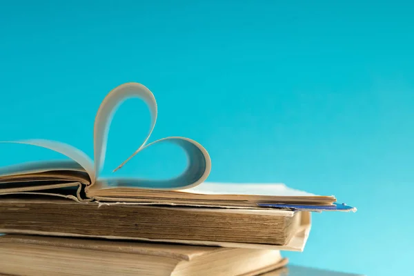 Alte Hardcover-Buchseite dekorieren herzförmig für die Liebe am Valentinstag mit verschwommenem Hintergrund und Vintage-Stil. Zusammensetzung von Liebe, Lernen, Lernen und Schule. — Stockfoto