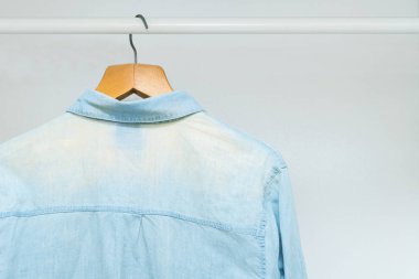 Yıpranmış, eski klasik iş gömlek bir dolabın içinde asılı dışarı ağartılmış