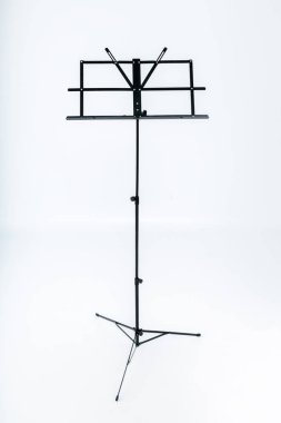 Müzik standı beyaz arka plan üzerinde izole katlama