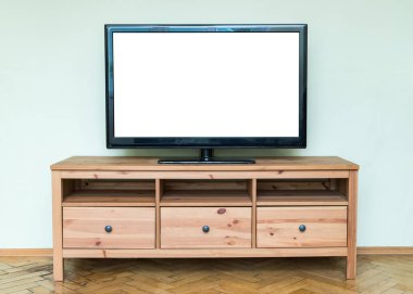 Kopya metin için beyaz bir ekran ile oturma odasında kahverengi ahşap dolap LCD televizyonda düz 