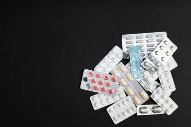 Ambalaj tablet ve siyah arka plan üzerine hap. Tedavi ilaç tedavisi için ilaç reçete. İlaç ilaç, tedavi sağlık için kapsayıcı içinde. Antibiyotik, ağrı kesici portre