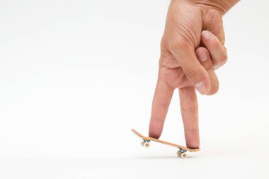 Klavye. Çocuklar ve gençler el parmakları ile oynamak için küçük bir kaykay. Beyaz arka plan üzerinde izole