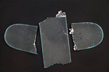 Birbiri üstüne yığılmış kırık renkli kaykay güverte kaykay geri dönüşüm