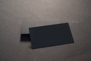 Siyah bir arka plan üzerinde siyah boş kartvizit fotoğraf. Kimliği üst görünümünün şablonu