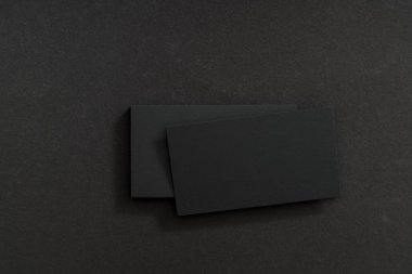 Siyah bir arka plan üzerinde siyah boş kartvizit fotoğraf. Kimliği üst görünümünün şablonu