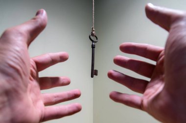 Vintage anahtar bir ipte asılı için ulaşan elleriyle. İş başarı Özgürlük kavramı kavramı özlemleri, başarı ve teşvik için