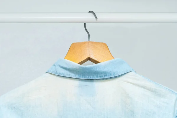 Abgenutztes Ausgeblichenes Altes Businesshemd Das Kleiderschrank Hängt — Stockfoto