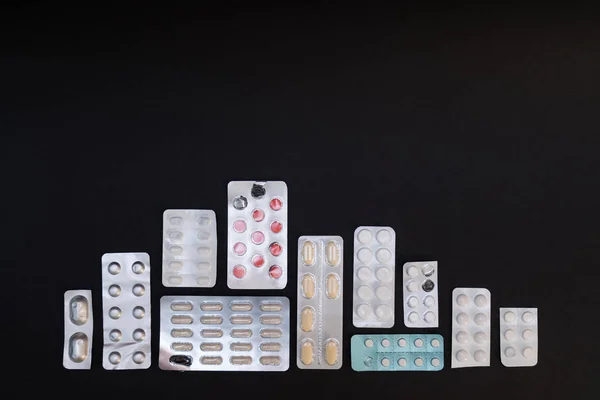 Förpackning Tabletter Och Piller Svart Bakgrund Drogen Recept För Behandling — Stockfoto