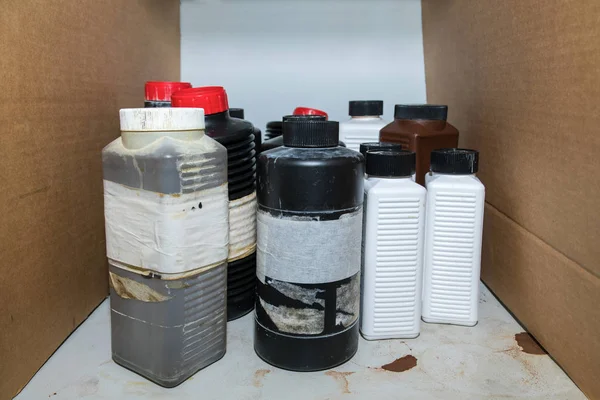 Produto Químico Perigoso Inflamável Recipientes Garrafa Plástico Uma Prateleira Laboratório — Fotografia de Stock