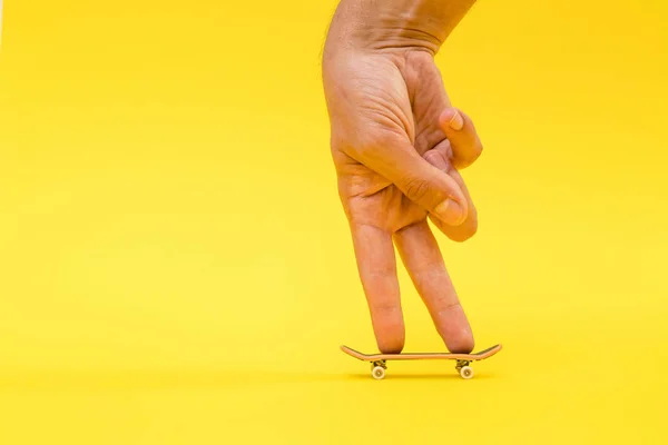 Toets Een Kleine Skateboard Voor Kinderen Tieners Spelen Met Vingers — Stockfoto