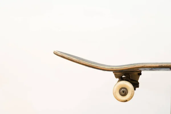 白い背景の側面図 デッキ セットアップを完了 トラック デッキ ホイールのプロ スケート ボード — ストック写真
