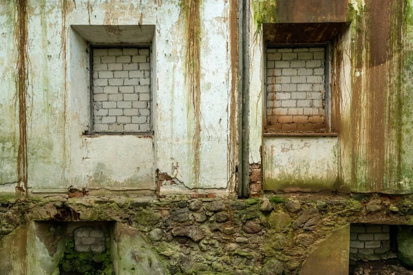 Ventanas Puertas Una Casa Abandonada Cubierta Ladrillos — Foto de Stock