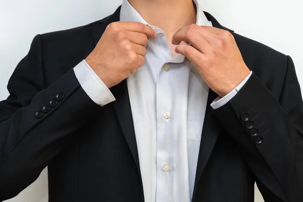 Şadamı Resmi Kıyafetli Bir Gömlek Düzeltme Closeup — Stok fotoğraf