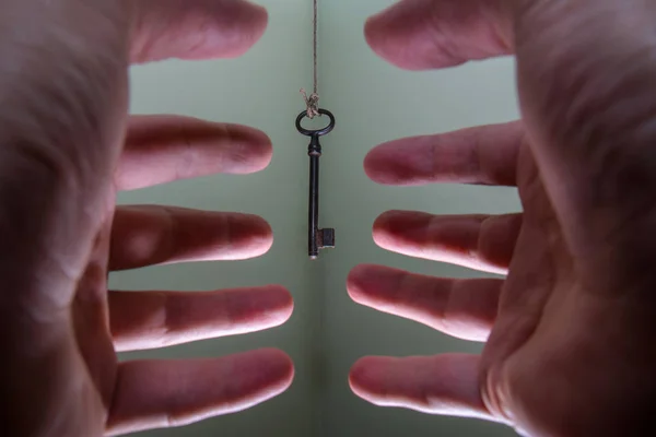 Mensen Handen Bereiken Voor Vintage Belangrijke Opknoping Een String Business — Stockfoto