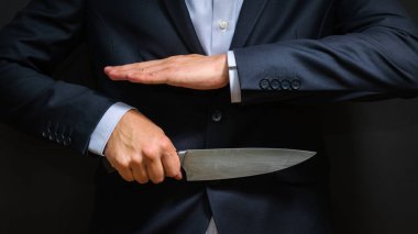 Büyük bıçak gizli suçluyla. Soğuk silah, soygun, cinayet, cinayet sahne