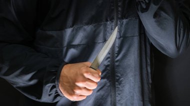 Bıçaklı bir sokak soyguncusu. Bıçaklı bir katil cinayet işlemek üzere. Cinayet mahalli.