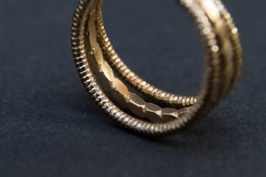 Siyah zemin üzerine altın alyans detay