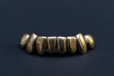 Siyah zemin üzerine altın diş grillz. Sokak kültür altın takı aksesuar 