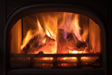 Yanan şömine ile ahşap günlükleri içe yanar. Sıcak ışık, Romantik, Noel atmosfer gibi 