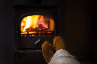 Noel Şömine tarafından yün çorap ayaklarda. Kadın ya da erkek yün çorap ayak ile sıcak ateş tarafından rahatlatır. Metrelik kapatın. Kış ve Yılbaşı tatil kavramı