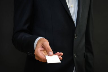 Elleri boş kartvizit takımı cebinden dışarı genç adam. Tartışma konuşan anlaşma kavramı