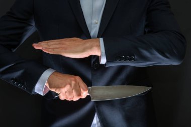 Büyük bıçak gizli suçluyla. Soğuk silah, soygun, cinayet, cinayet sahne
