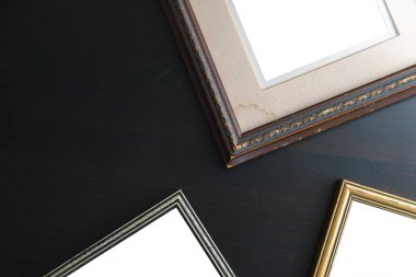 Koyu ahşap arka plan boş boş kareleri. Sanat Galerisi, Müze sergi beyaz kırpma yolu