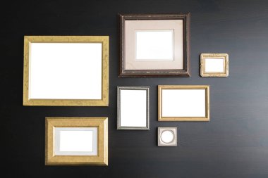 Koyu ahşap arka plan boş boş kareleri. Sanat Galerisi, Müze sergi beyaz kırpma yolu