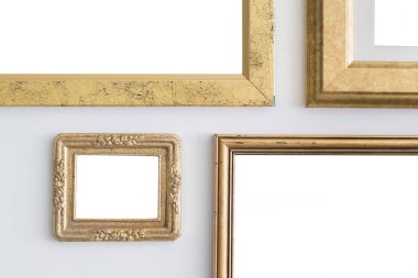 Beyaz arka plan boş boş altın kareleri. Sanat Galerisi, Müze sergi beyaz kırpma yolu