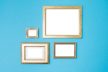 Mavi arka plan boş boş altın kareleri. Sanat Galerisi, Müze sergi beyaz kırpma yolu