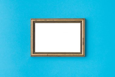 Boş boş altın çerçeve mavi zemin üzerine. Sanat Galerisi, Müze sergi beyaz kırpma yolu
