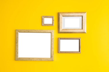 Boş boş altın, ahşap çerçeveler sarı zemin üzerine. Sanat Galerisi, Müze sergi beyaz kırpma yolu