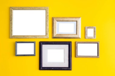 Boş boş altın, ahşap çerçeveler sarı zemin üzerine. Sanat Galerisi, Müze sergi beyaz kırpma yolu