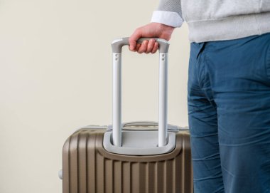 Genç iş adamı Havaalanı Hall halıda bavul bagajlı, yakın çekim