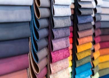 Bir fabrika dükkan veya stok kumaş ve tekstil örnekleri. Farklı renk ve desen piyasada. Endüstriyel kumaşlar.
