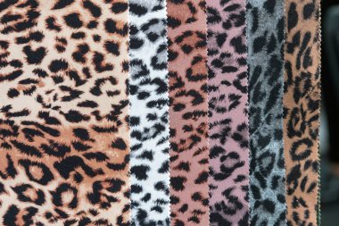 Hayvan deriye kumaş ve tekstil örnekleri bir fabrika dükkan ya da mağaza. Farklı renk ve desen piyasada. Endüstriyel kumaşlar.