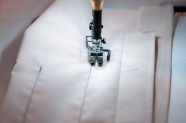 Modern dikiş makinesi ve giyim, eski dikiş makinesi, vintage tarzı öğeyi kapat