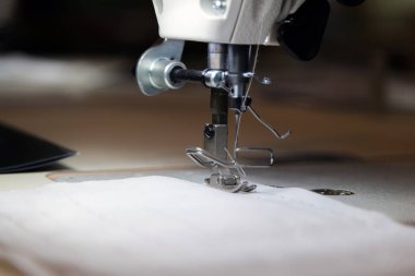 Modern dikiş makinesi ve giyim, eski dikiş makinesi, vintage tarzı öğeyi kapat