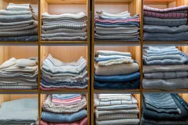 Modern ahşap dolap giyim farklı türleriyle katlanmış ve dolapları birbiri üstüne yığılmış