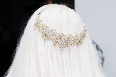 Sarı saçlı gelin kafasına kafasına taç diadem düğün