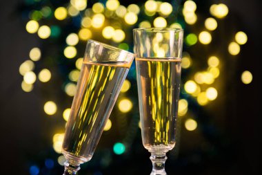 İki şampanya bardağı Noel. Ufuk ışık bokeh arka plan. Romantik ruh hali 