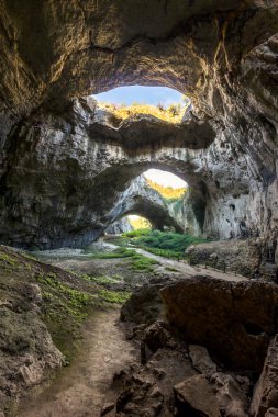 Lovech, Bulgaria yakınındaki Devetashka mağara. Oluşumu, turistik mağara